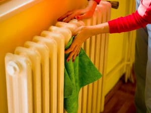 Come pulire i termosifoni prima dell’accensione: cosa fare e come sfiatarli in base alla tipologia