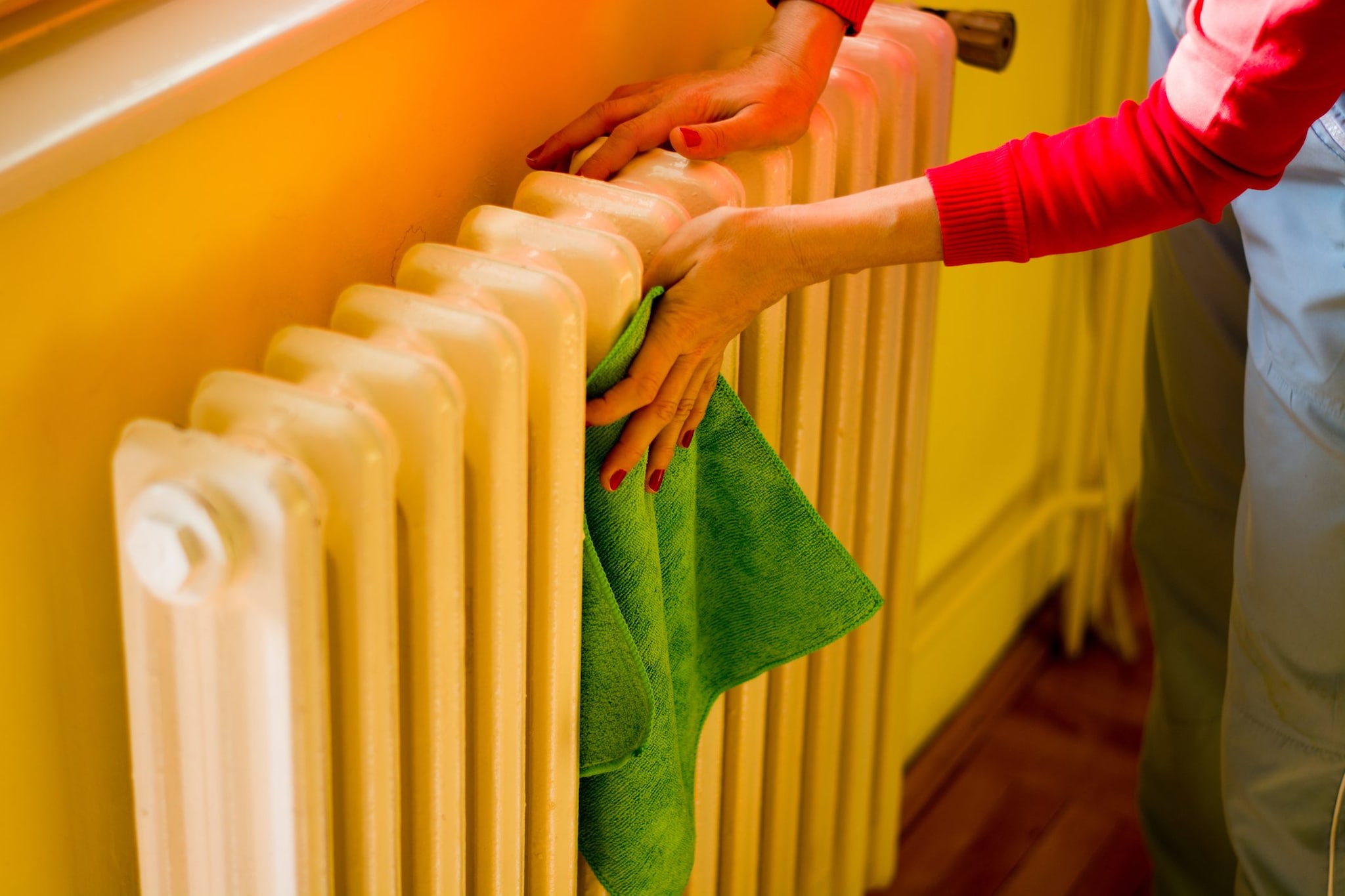 Come pulire i termosifoni prima dell’accensione: cosa fare e come sfiatarli in base alla tipologia