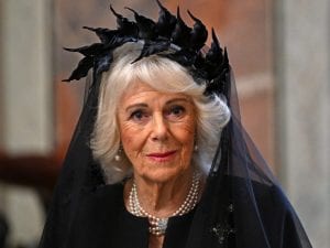 regina-camilla-vaticano-veste-di-nero-corona-foglie-velo-300x225.jpg