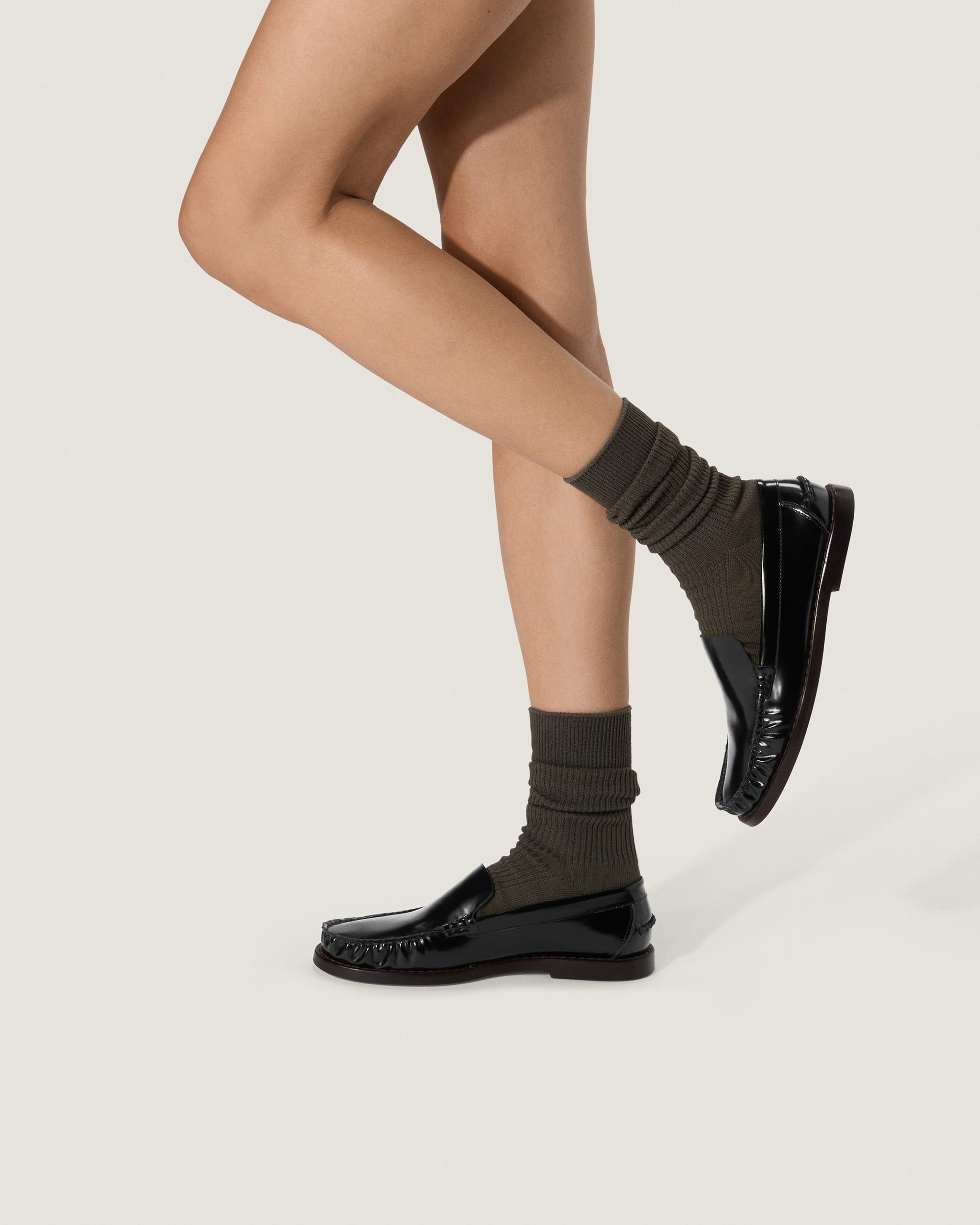 Mocassini indossati con calzini Odissì