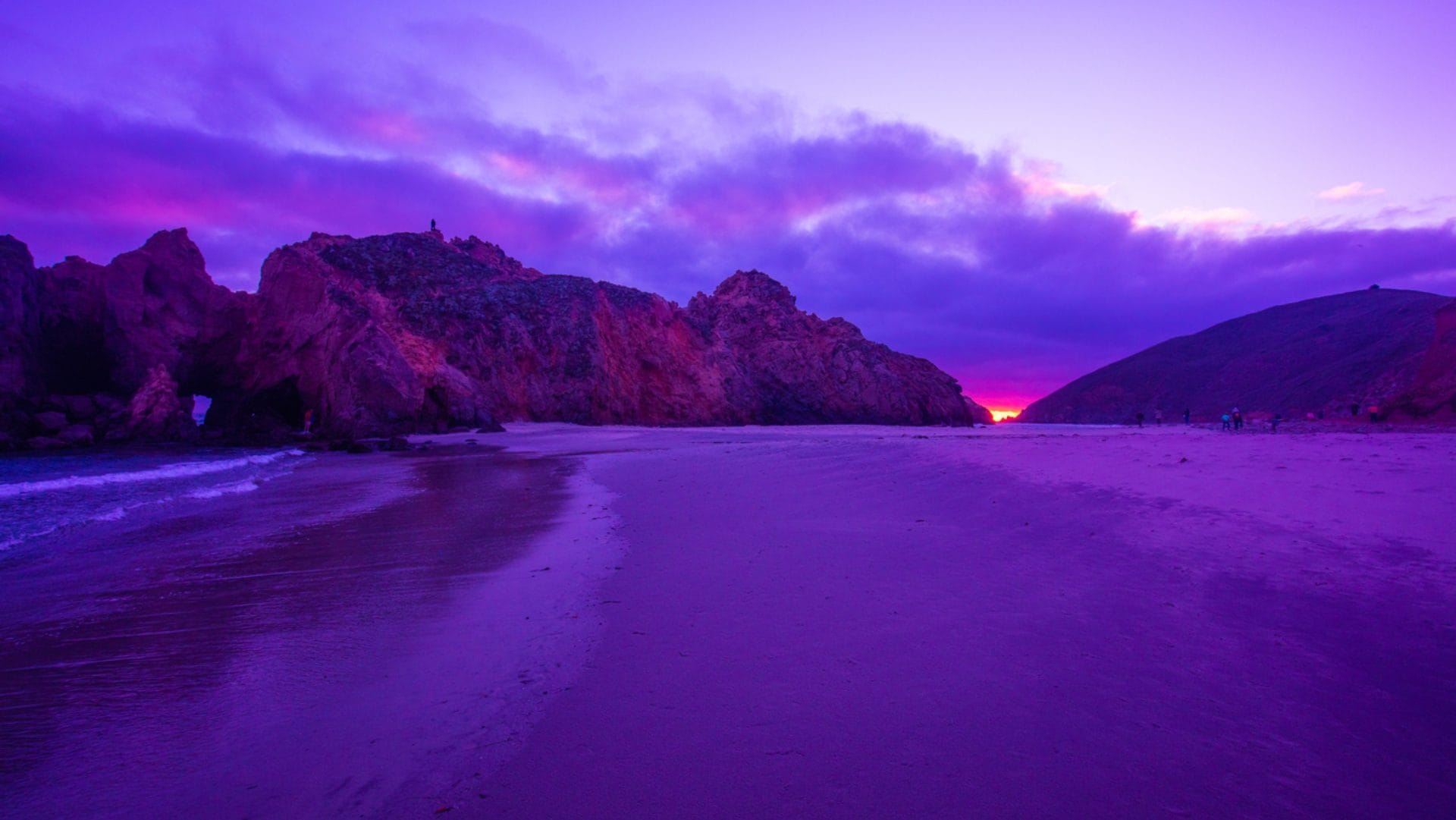 Perché queste spiagge hanno la sabbia viola