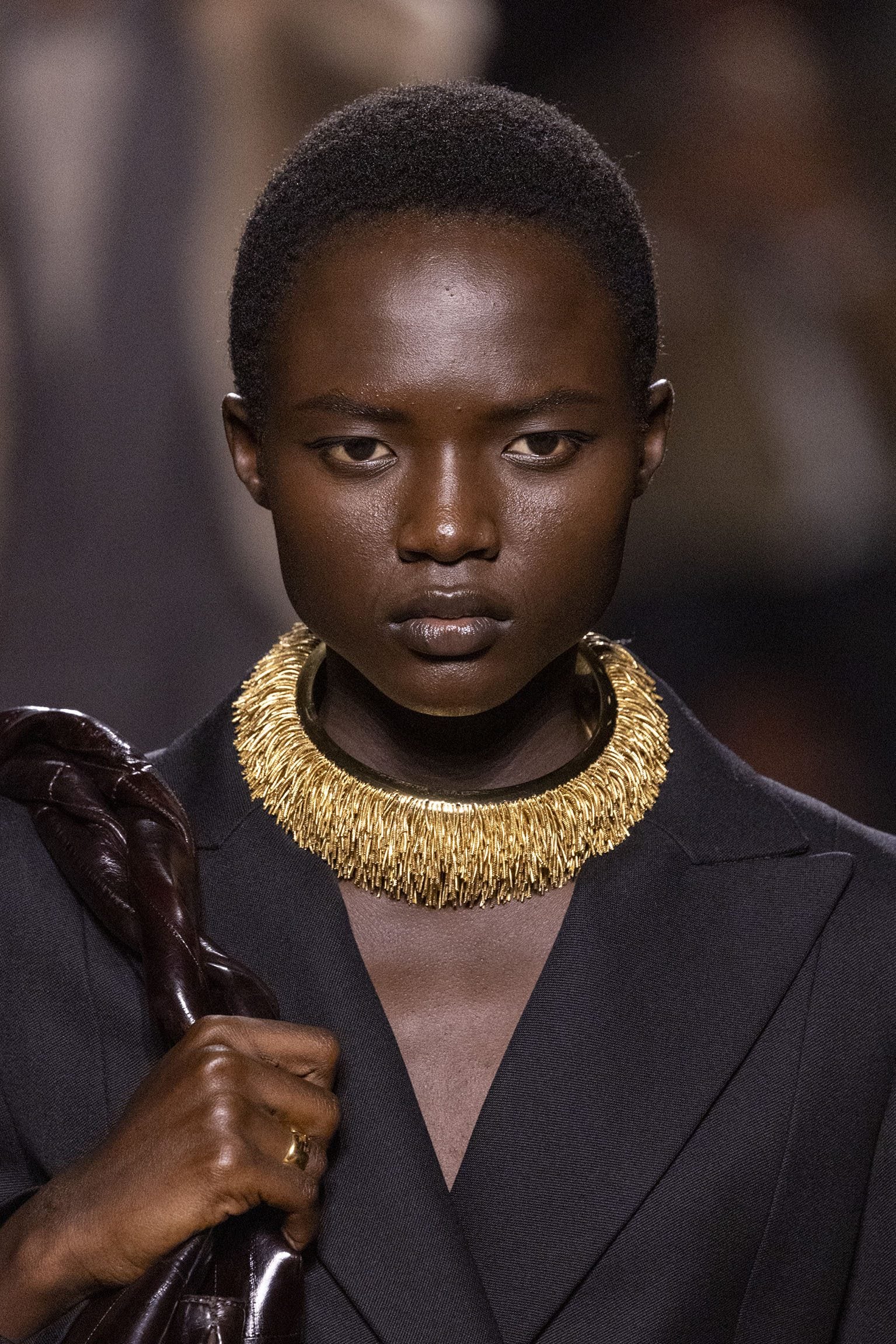 Girocollo rigido dorato Fendi