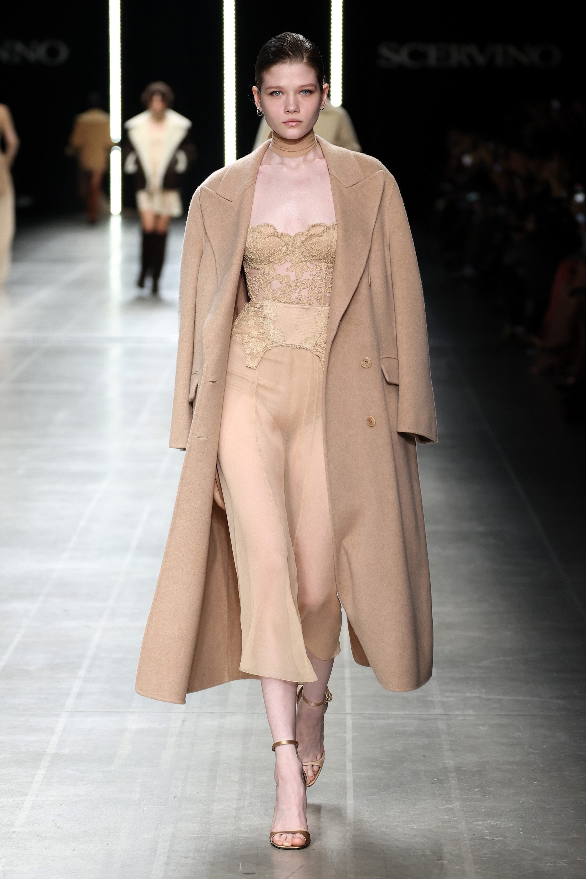 Un look con shade di nude firmato Ermanno Scervino