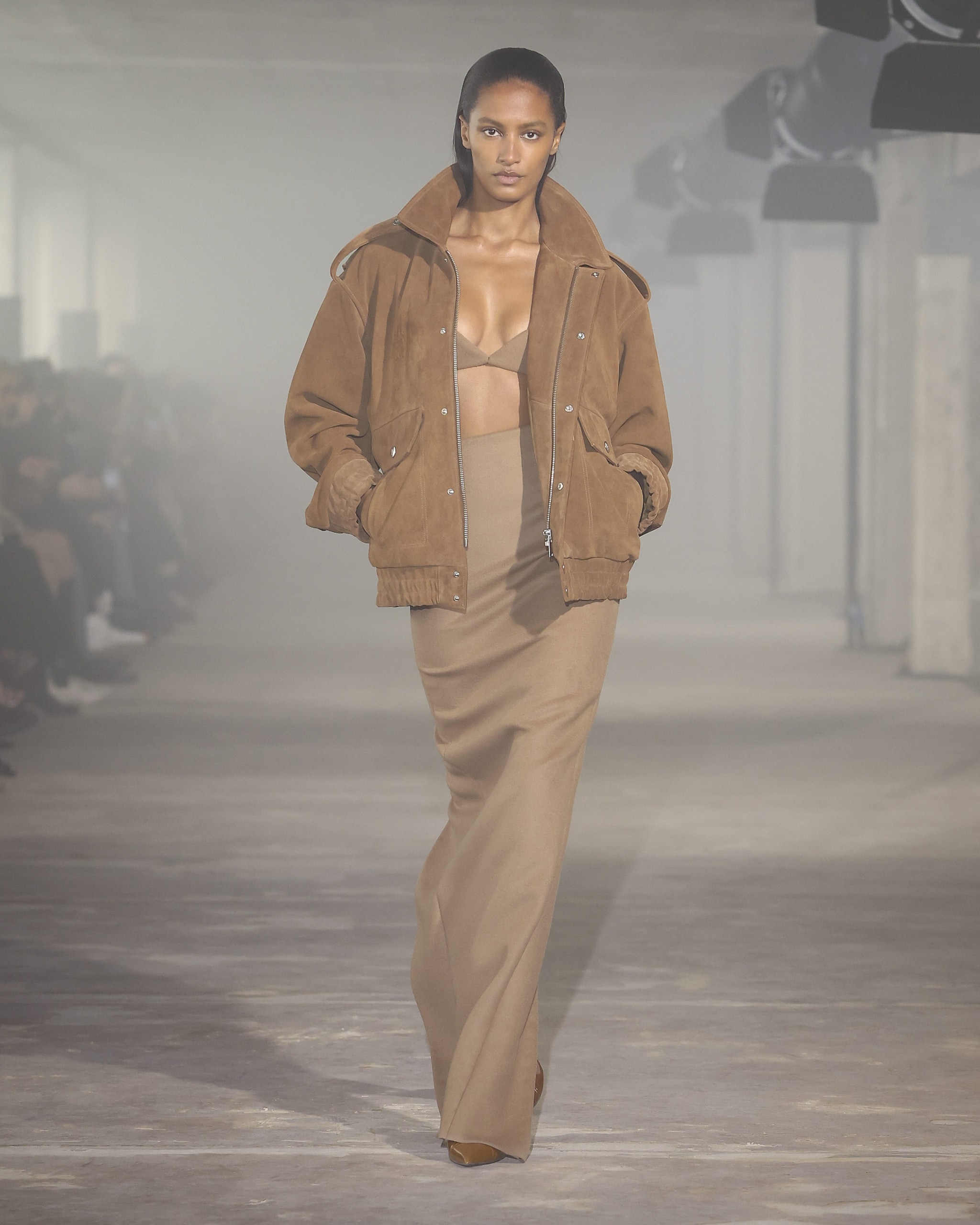 I toni del beige nel look in layering di colore firmato Ludovic Se Sain Sernin