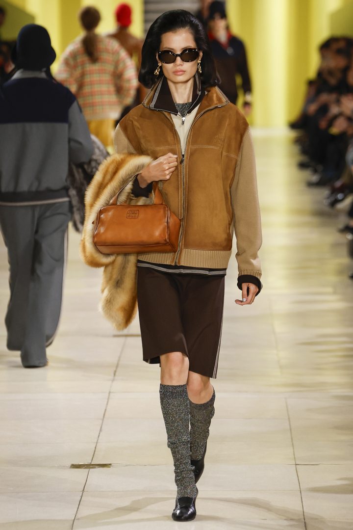 Layering di colore tra capi e accessori nel look di Miu Miu