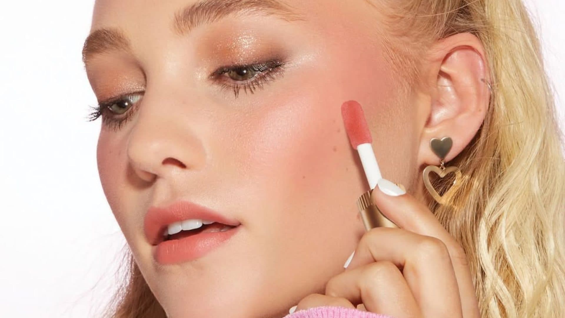 Manuele Mameli commenta i trend make-up di TikTok: bocciate le lentiggini finte, promossa la glass skin