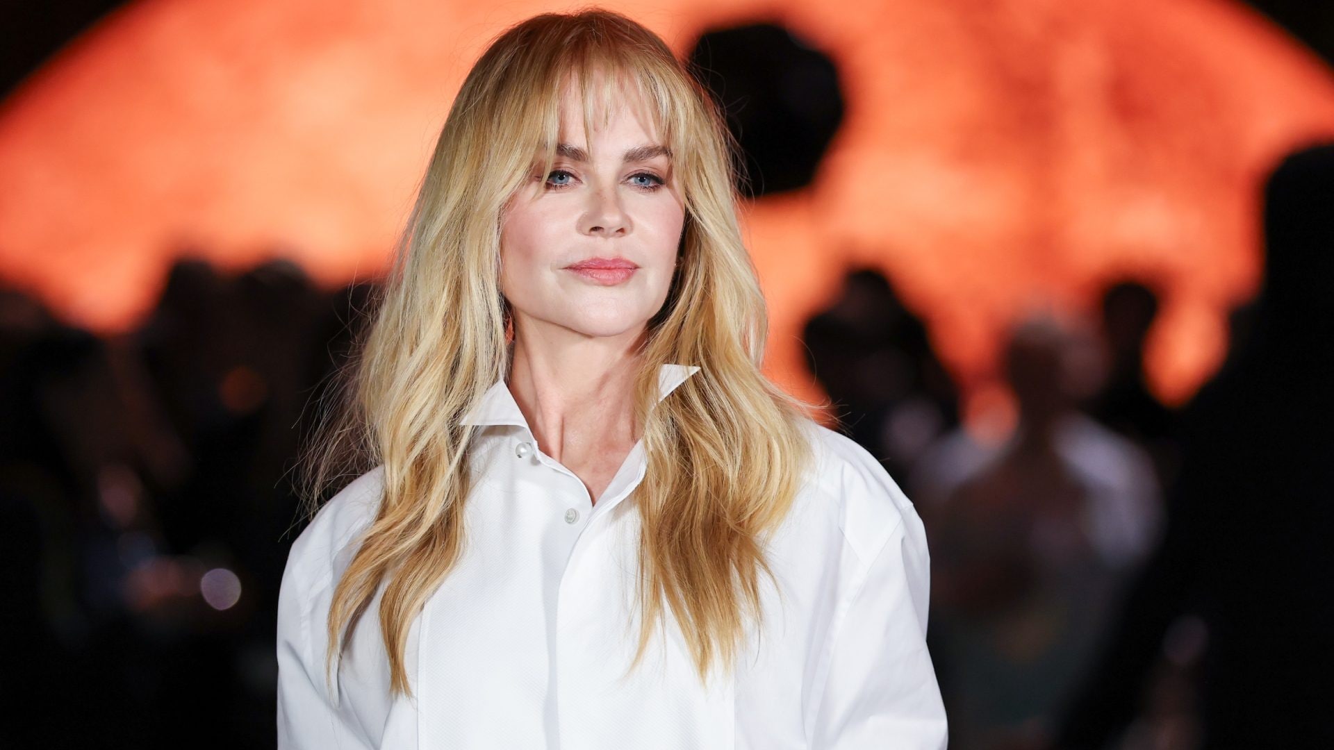 Nicole Kidman alle sfilate dopo il divorzio: niente revenge dress, è chic in camicia bianca e jeans