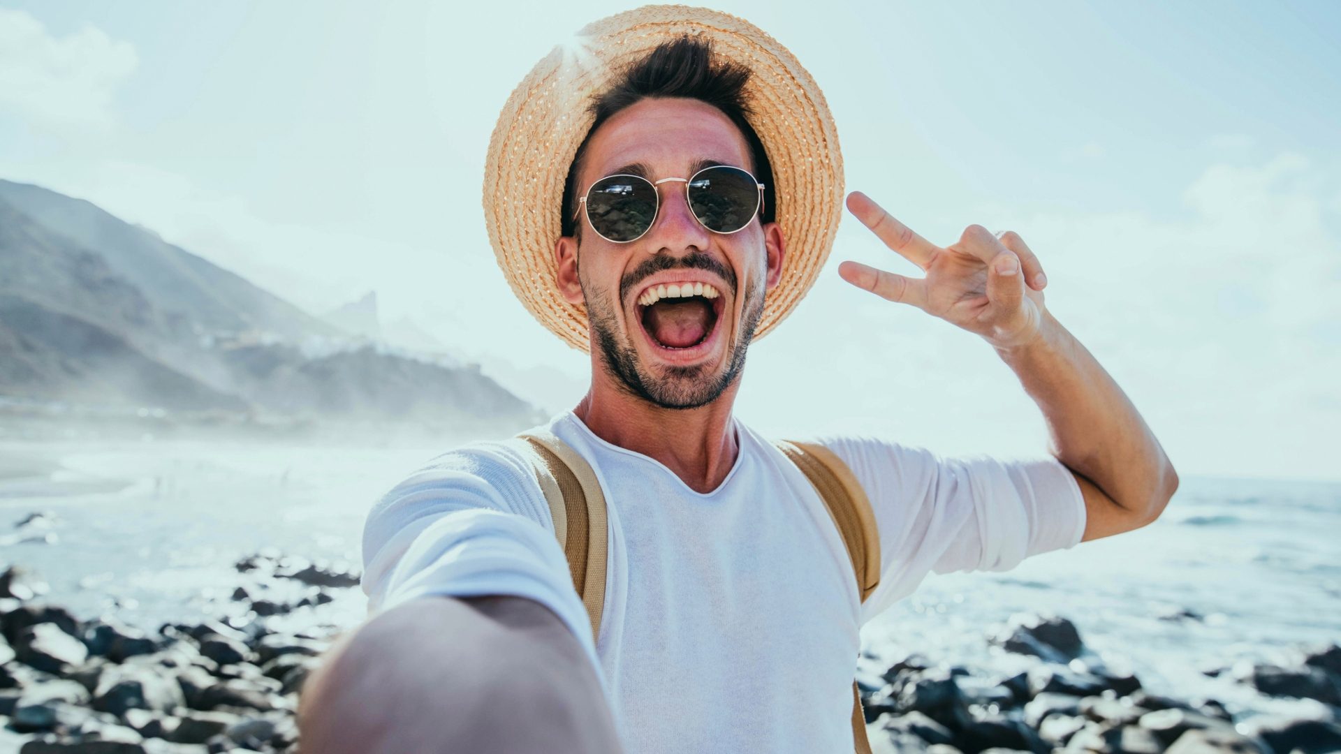 Chi è il turista performativo, più impegnato a scattare foto da avere in gallery che a creare veri ricordi