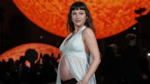Úrsula Corberó come una dea: il top si apre e mostra il pancione