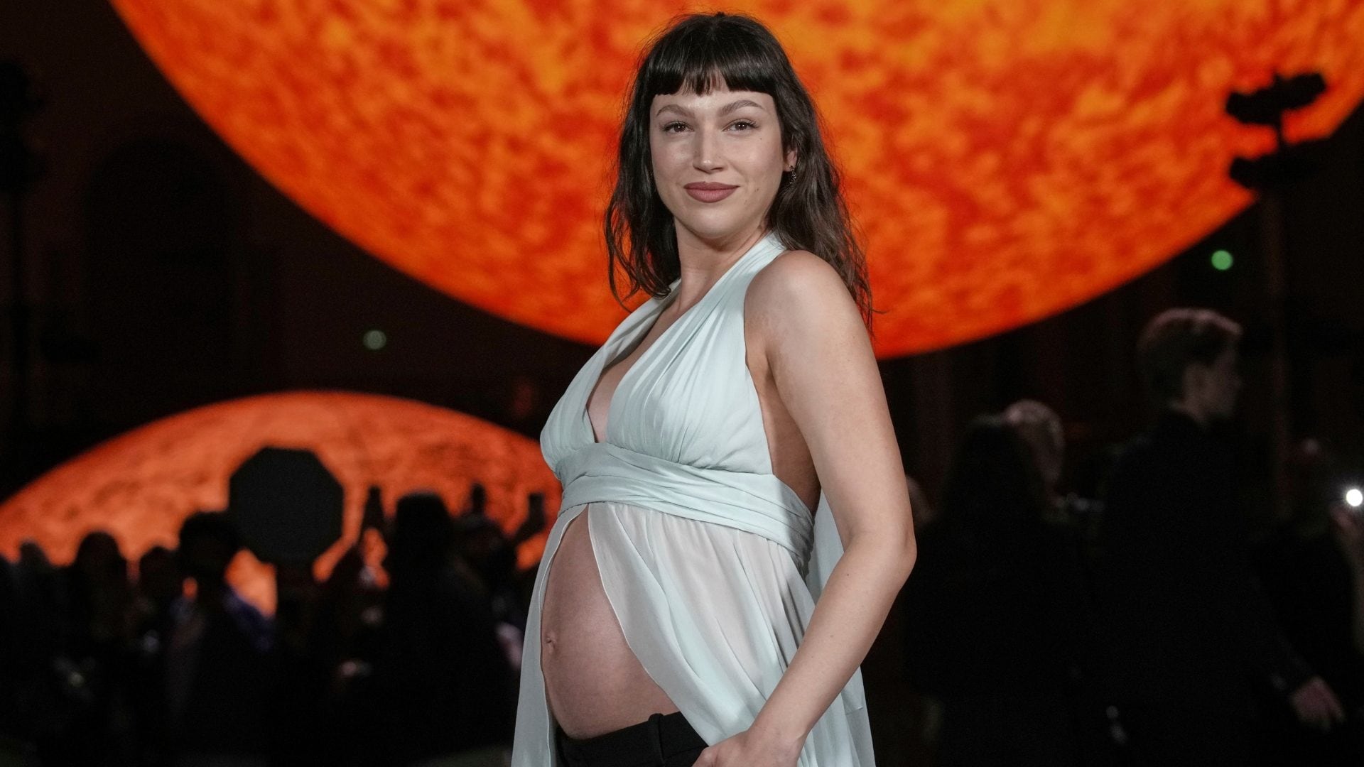 Úrsula Corberó come una dea alla sfilata di Chanel: il top si apre e mostra il pancione