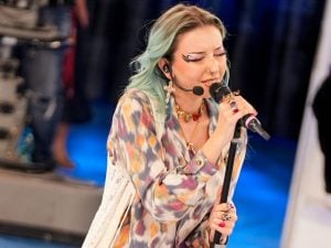 valentina-pesaresi-amici-2025-codice-inciso-orecchino-300x225.jpg