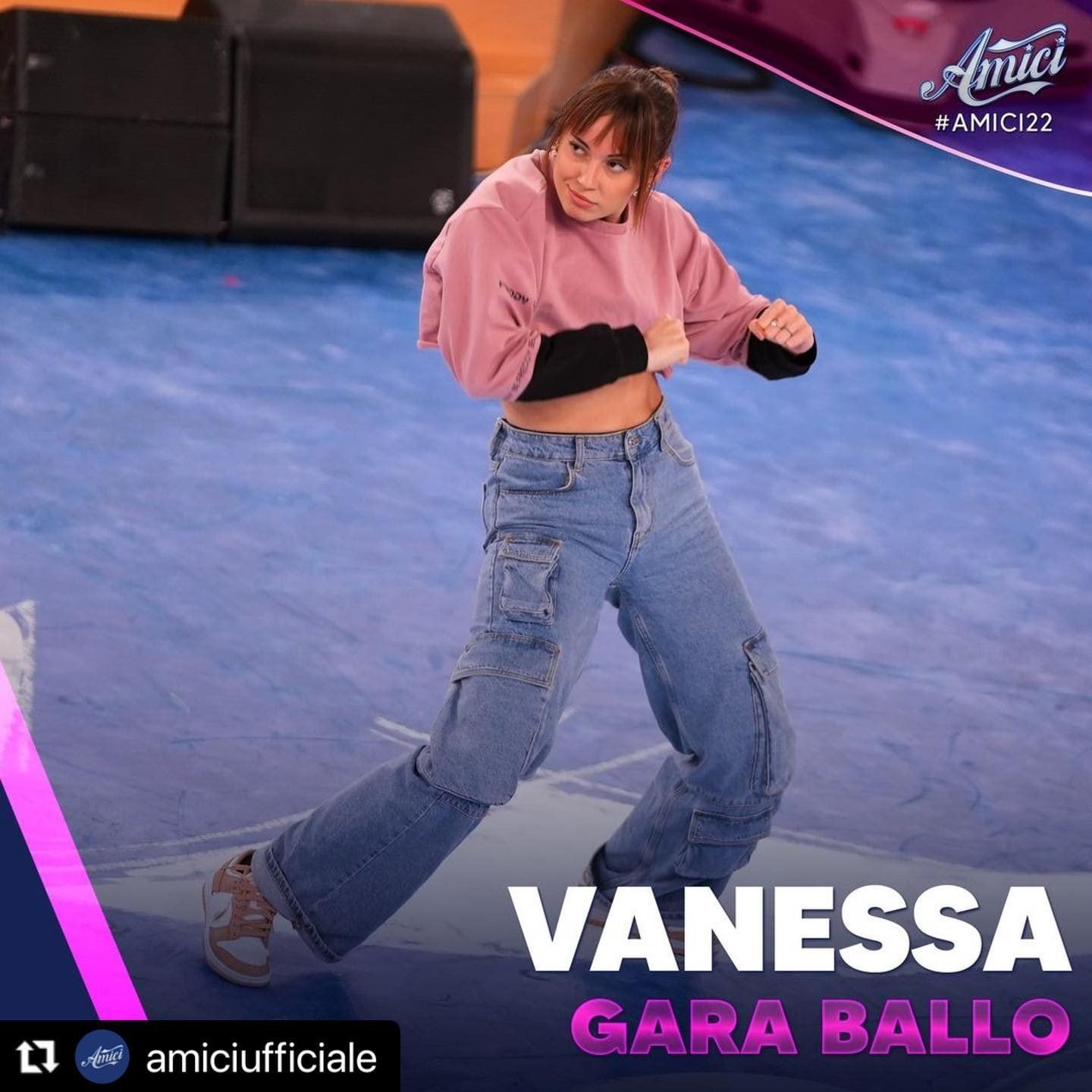 Vanessa Bellini con i capelli rossi e la frangia ad Amici