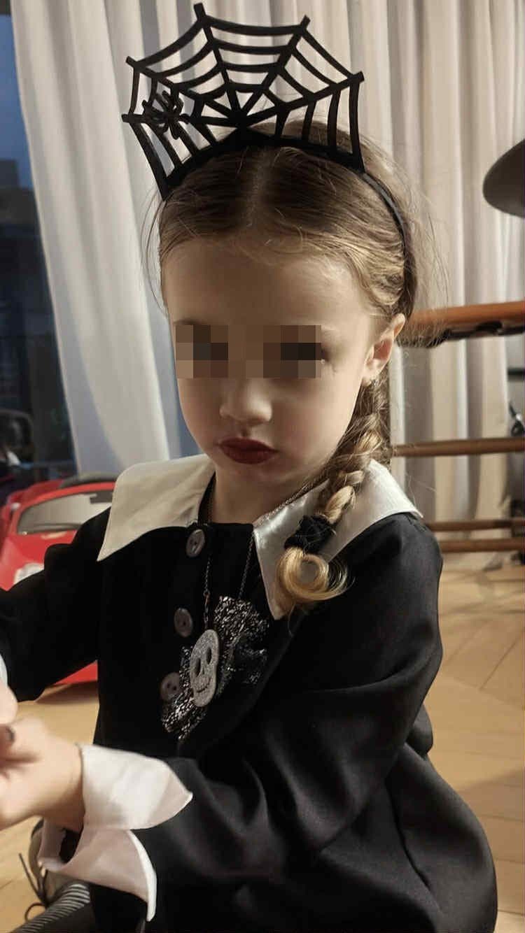 Luna Marì in versione Mercoledì Addams