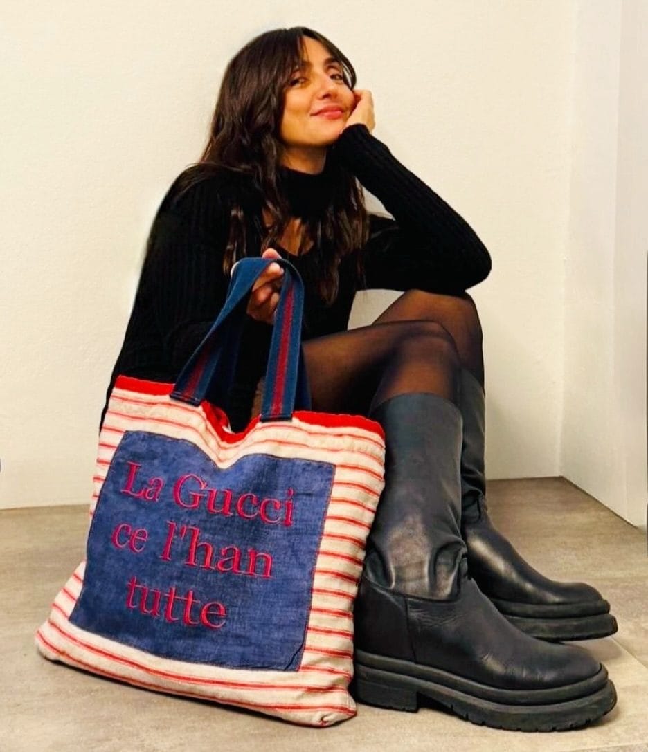 La bag ironica di Ambra