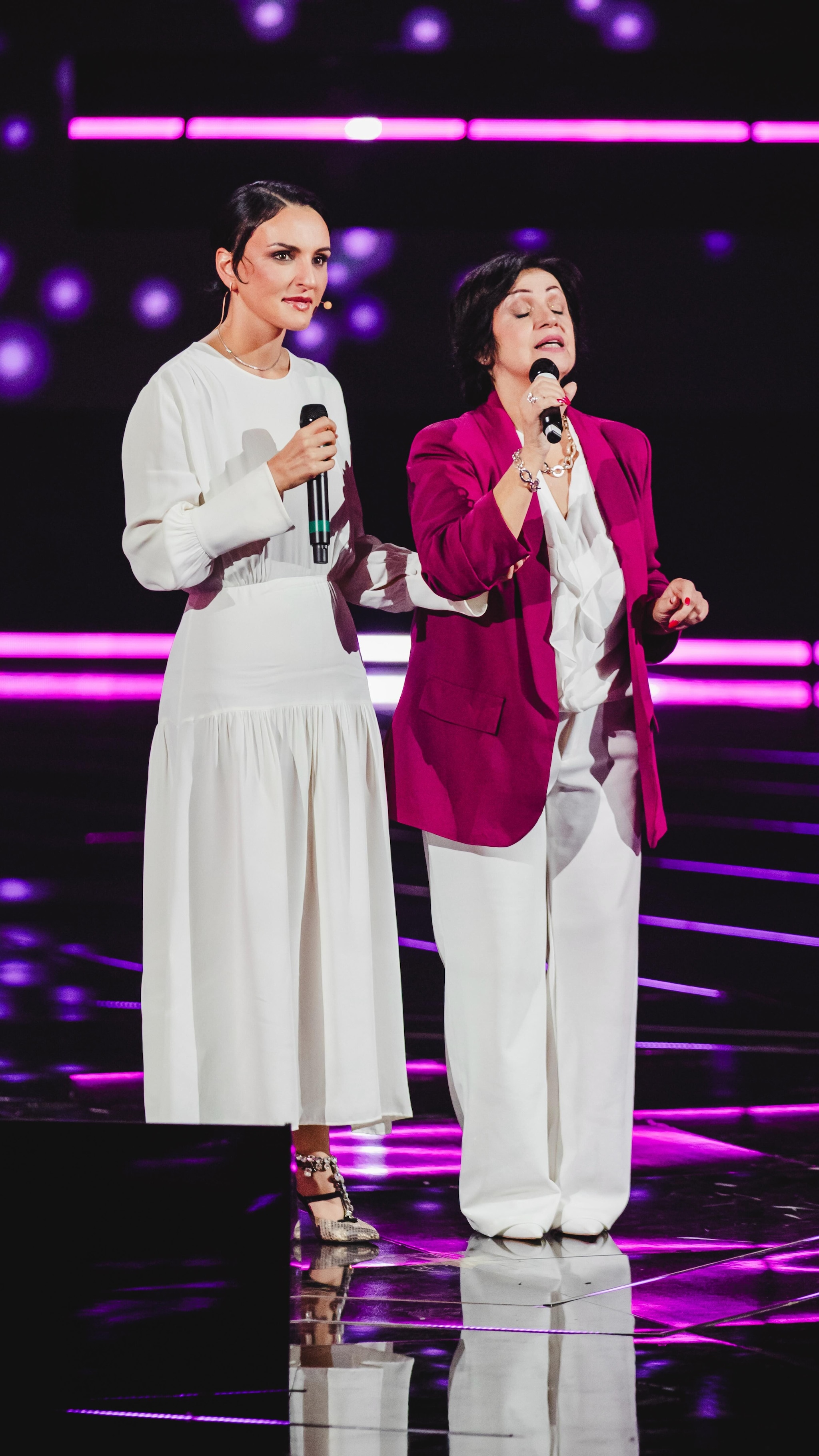 Il look total white di Arisa