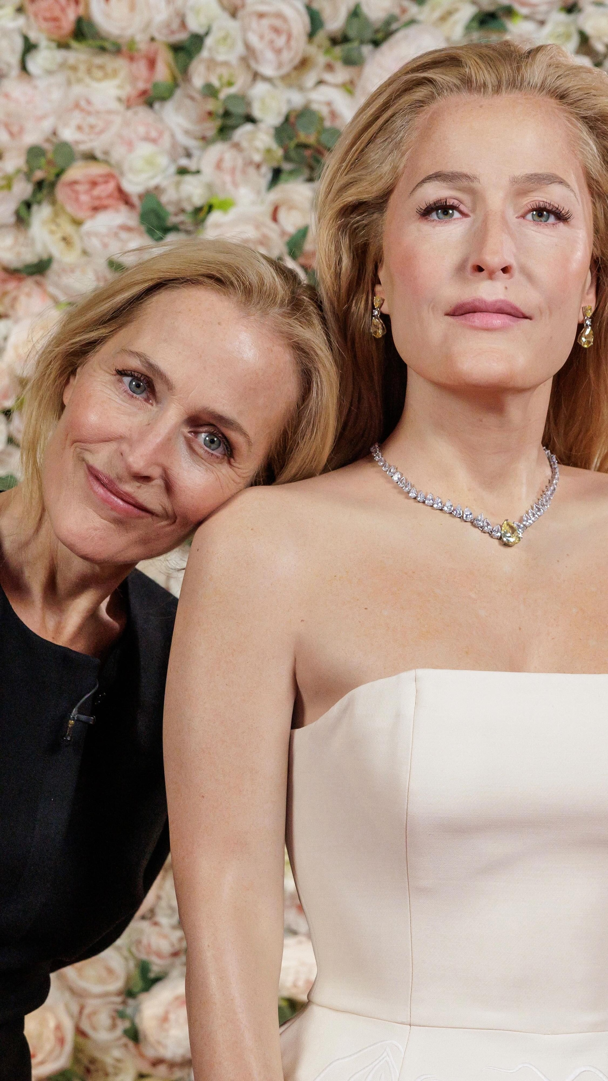 Gillian Anderson con la sua statua di cera al Madame Tussauds