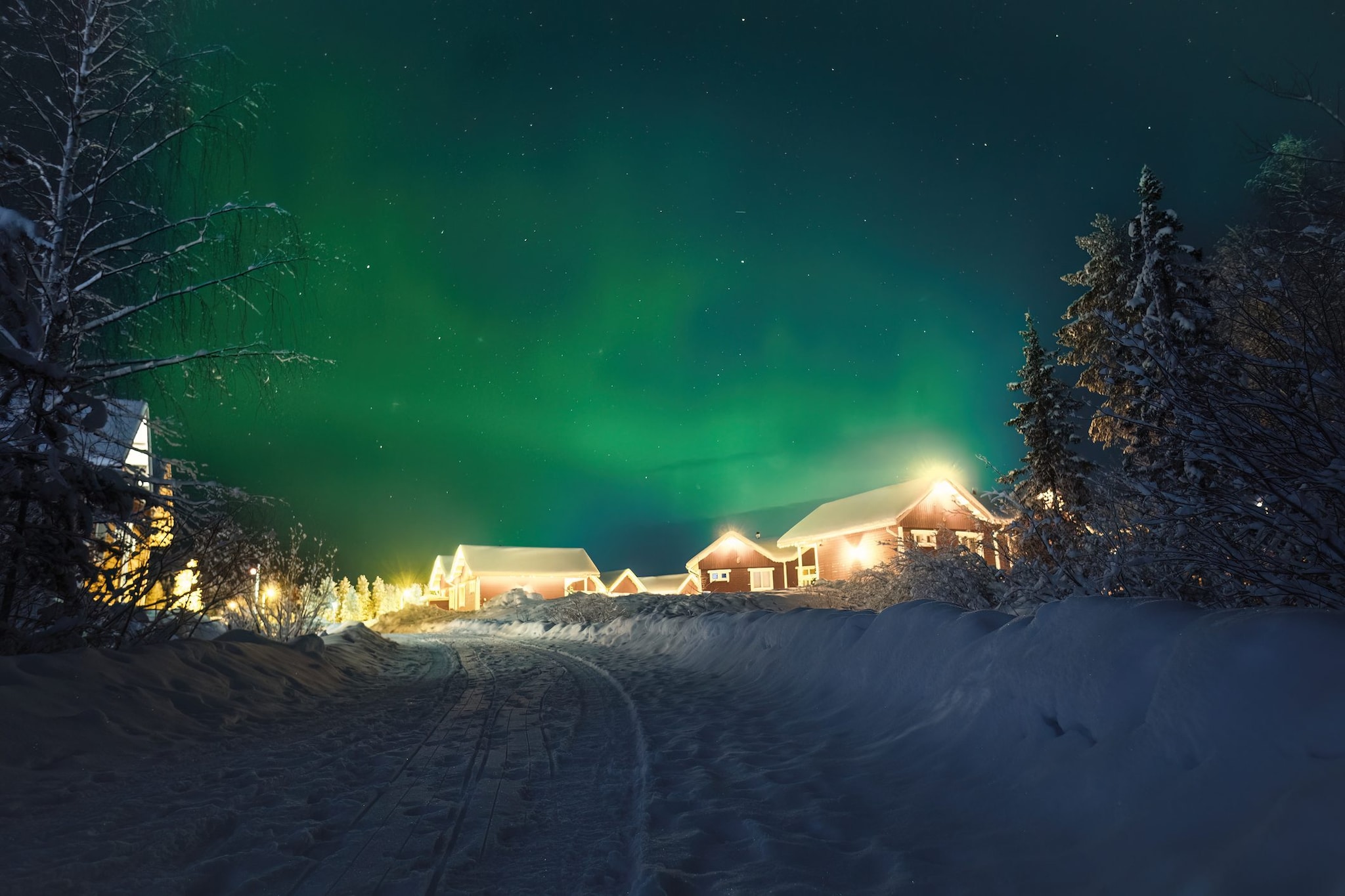 Aurora boreale sopra il villaggio di Babbo Natale a Rovaniemi, Lapponia