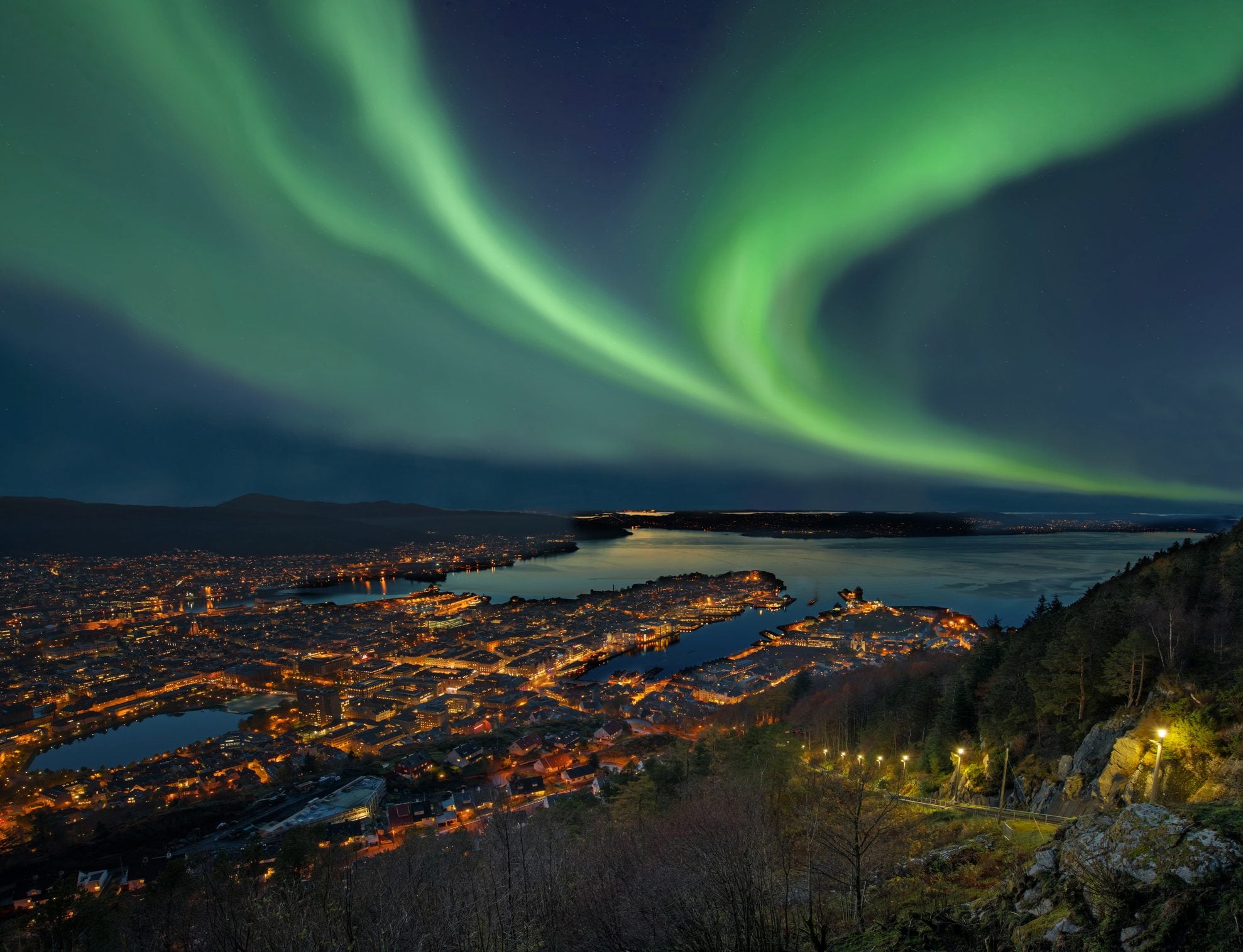 Aurora boreale sul porto di Bergen City, Norvegia