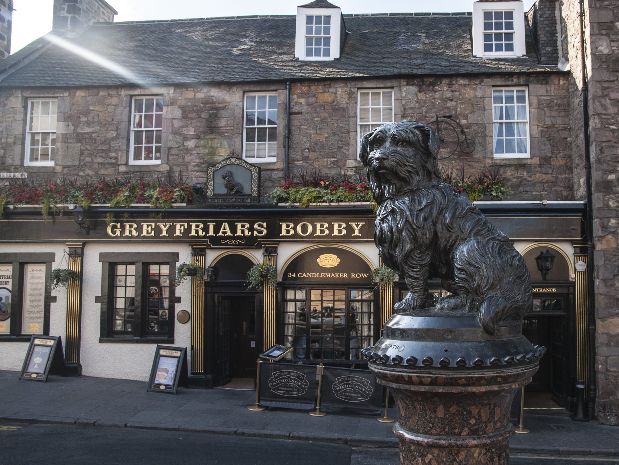 Bobby e il bar a lui dedicata vicino al Greyfriars Kirkyard