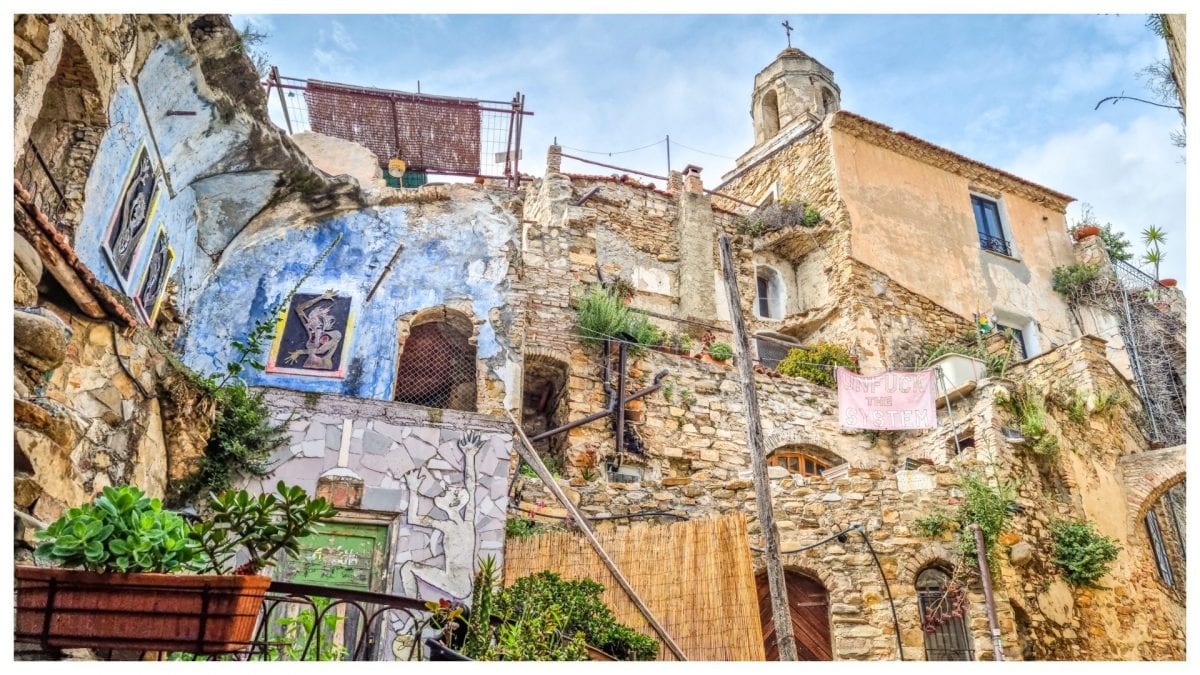 Edificio abbandonato decorato con un murales, Bassana Vecchia