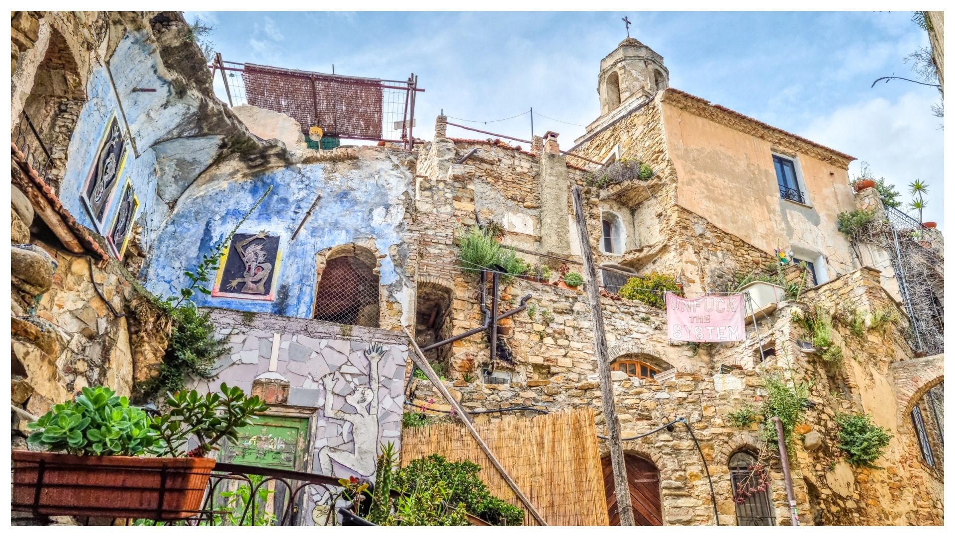 Il borgo fantasma in Italia riqualificato dagli artisti: la storia di Bussana Vecchia e dove si trova