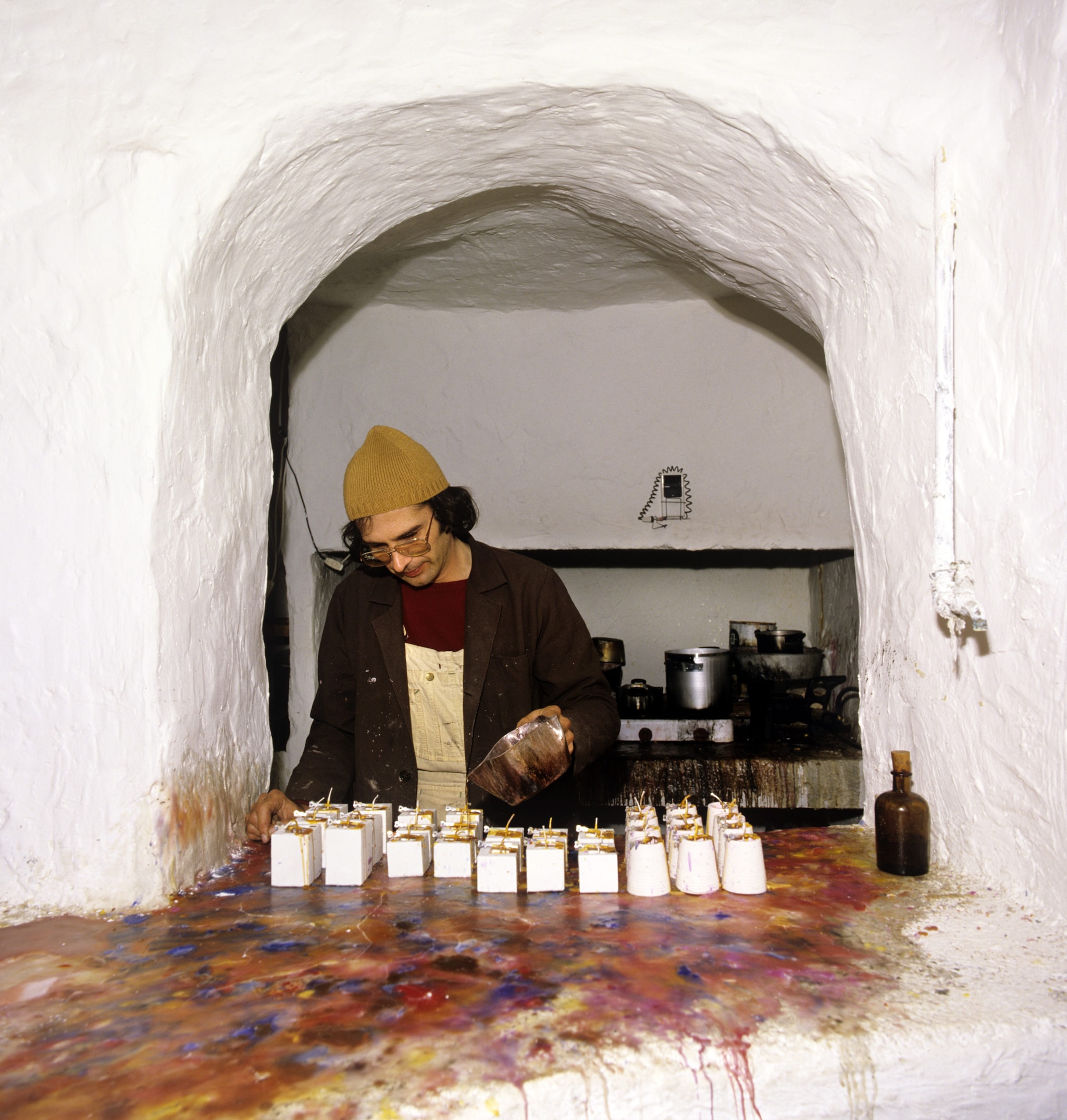 Bussana Vecchia, un artista sta lavorando alle sue candele