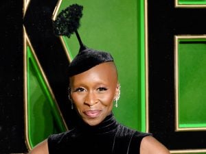CYNTHIA-ERIVO-CAPPELLO-SCHIAPARELLI-PREMIERE-WICKED-LONDRA-300x225.jpg