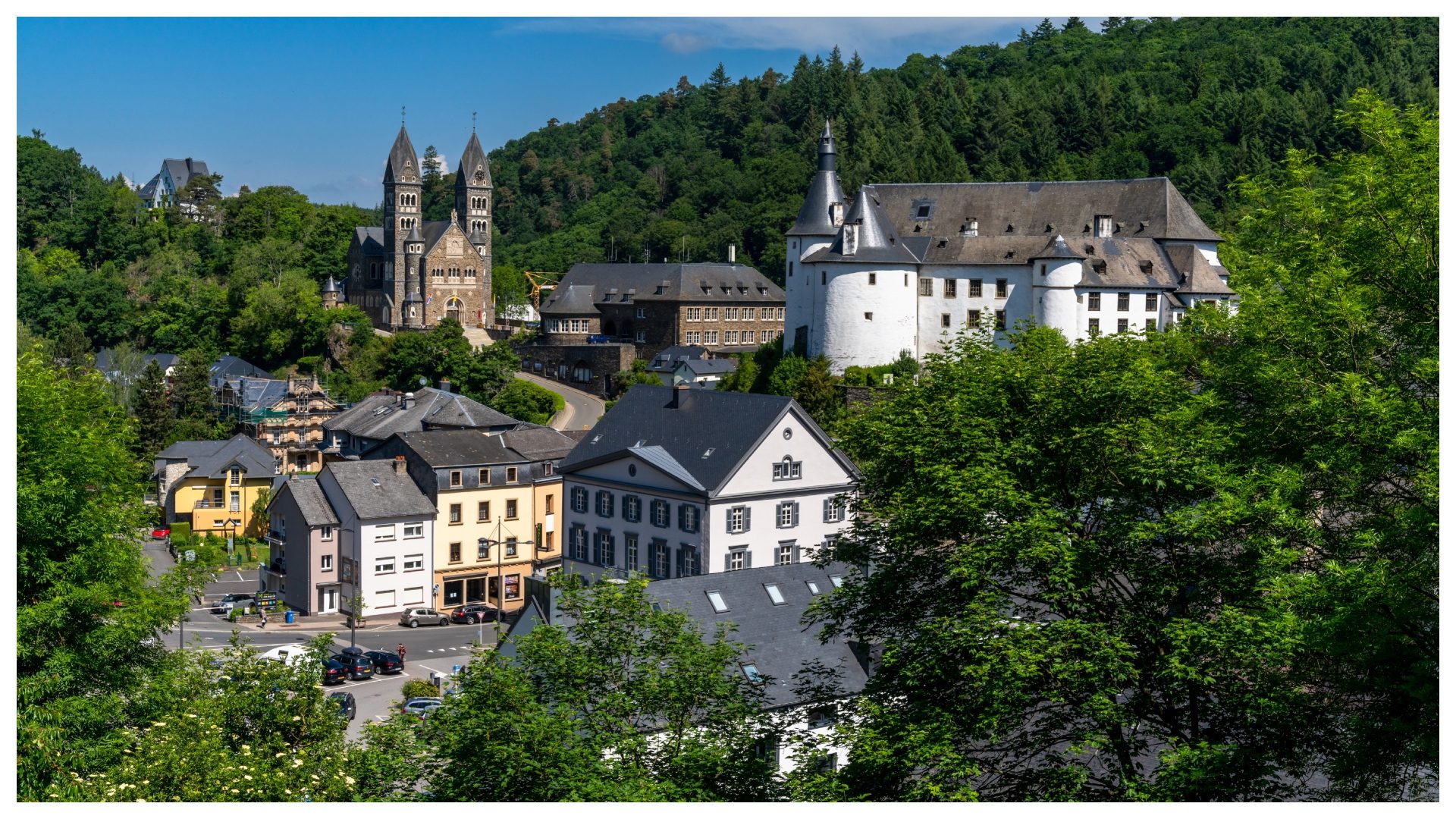 Il paese delle fiabe esiste davvero, si trova in Europa: cosa si può ammirare nel suo castello