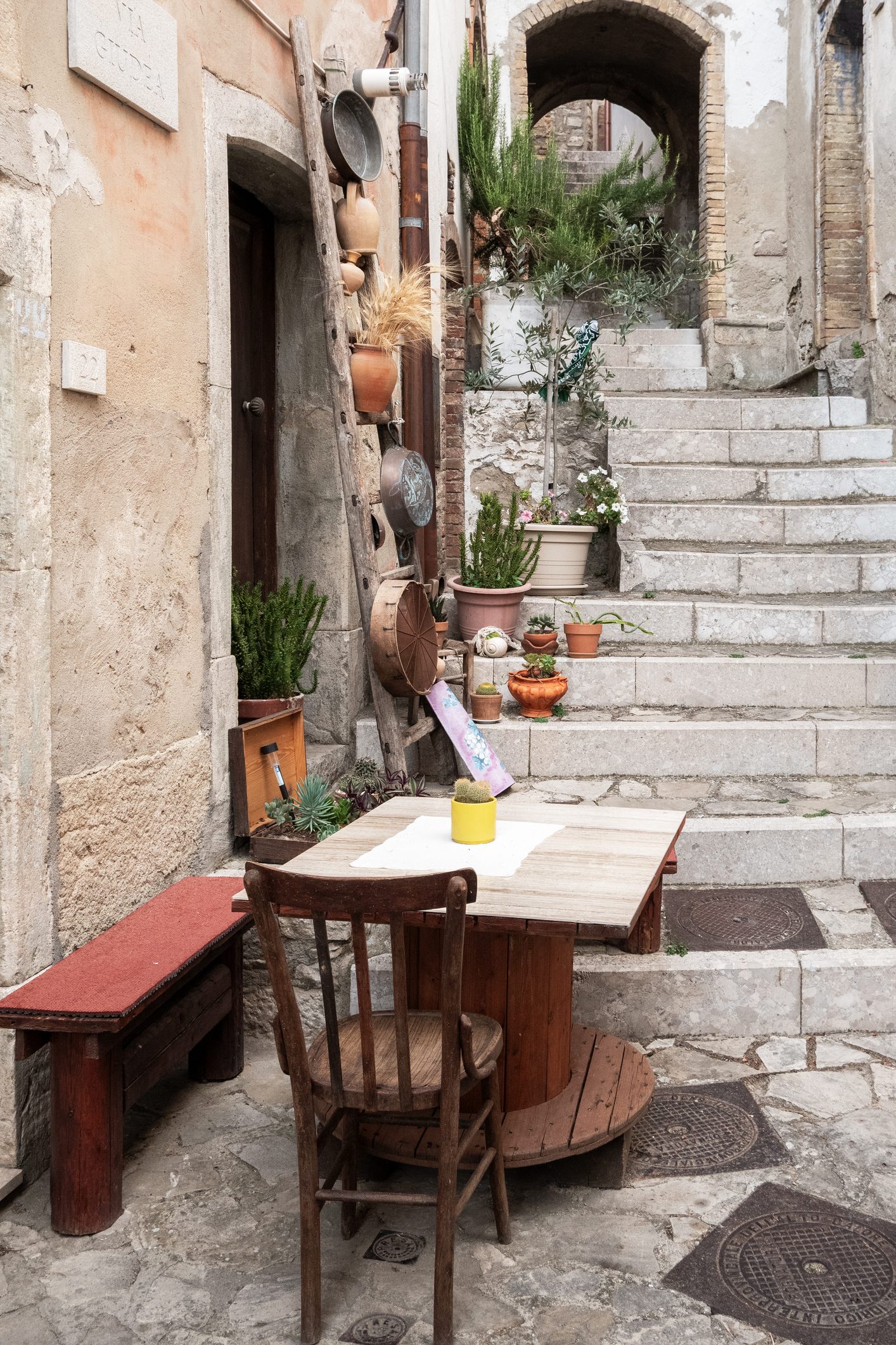 Dettaglio di un vicolo nel vecchio borgo di Zungoli