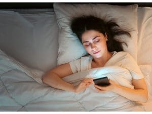Donna-letto-telefono-sonno-300x225.jpg