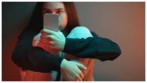 Dovresti smettere di leggere solo brutte notizie: la psicologa spiega i rischi del doomscrolling