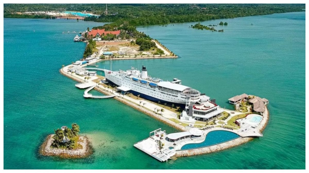 Doulos Phos The Ship Hotel