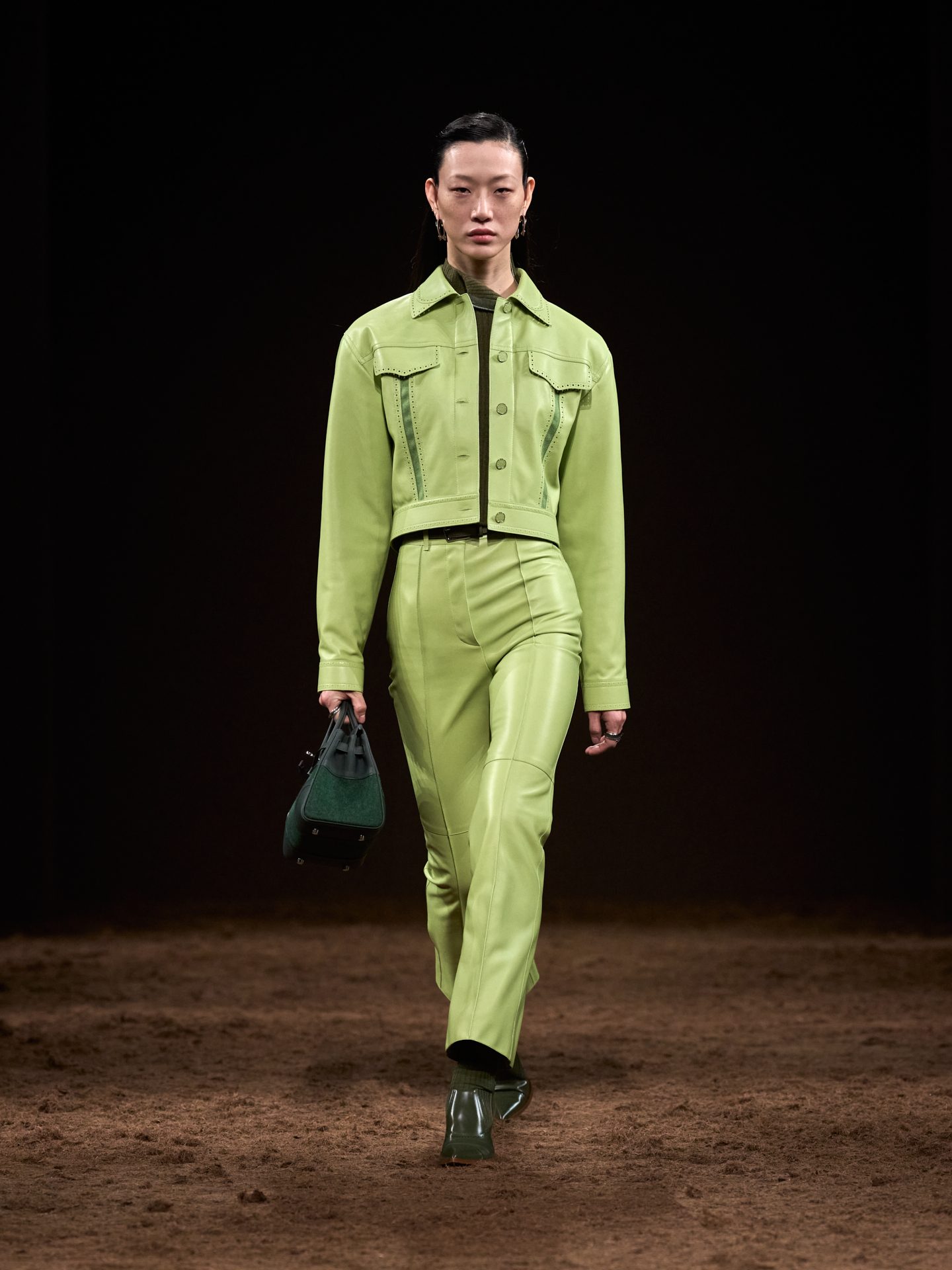 Un look della collezione Autunno/Inverno 25–26 di Hermes