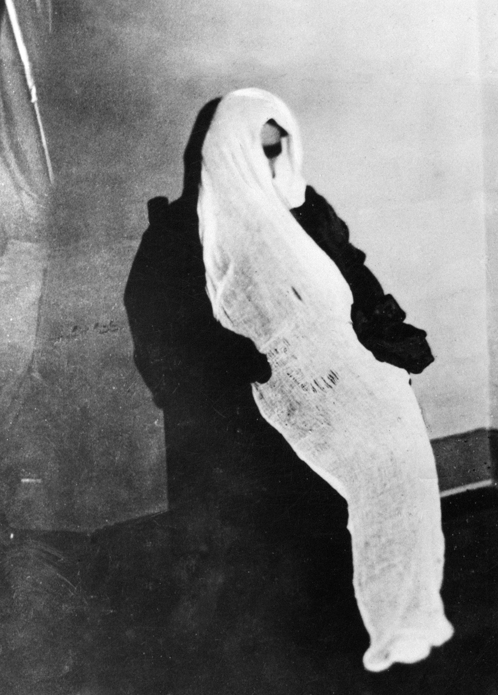 Helen Duncan durante una delle sue sedute spiritiche