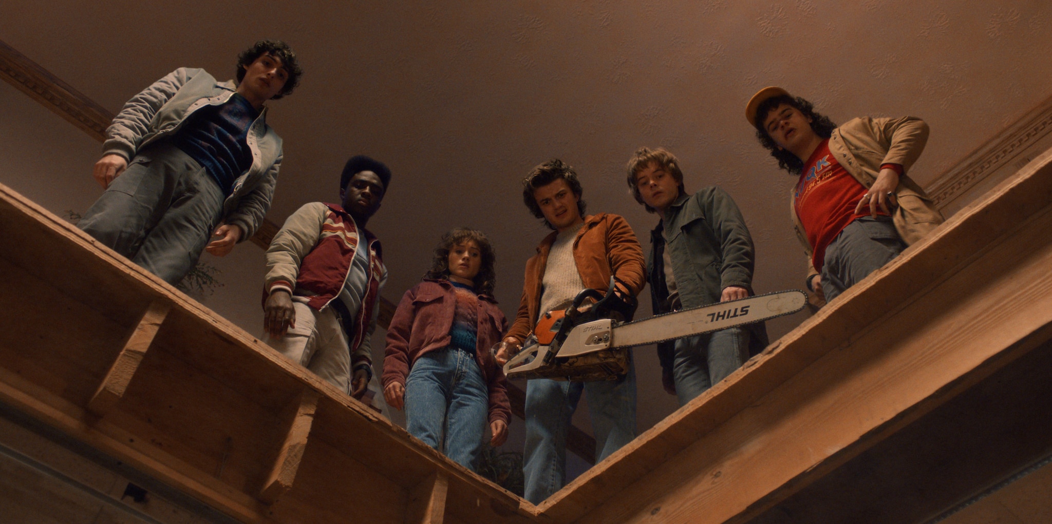 Il cast di Stranger Things in una scena della quinta stagione