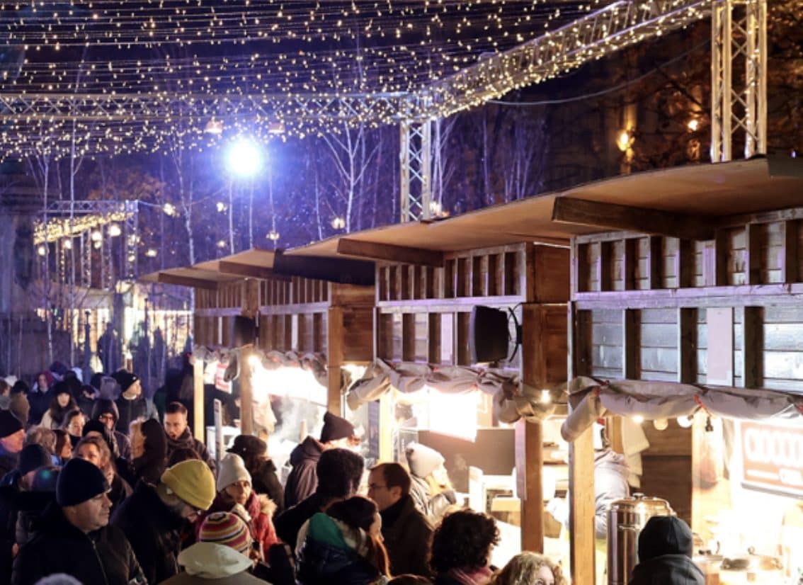 Il villaggio di Natale in Piazza Solferino dove si trova anche la pista di pattinaggio