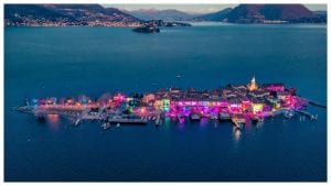 Le luci più belle di Natale in Italia, dai giardini alle città, fino alle installazioni d'artista