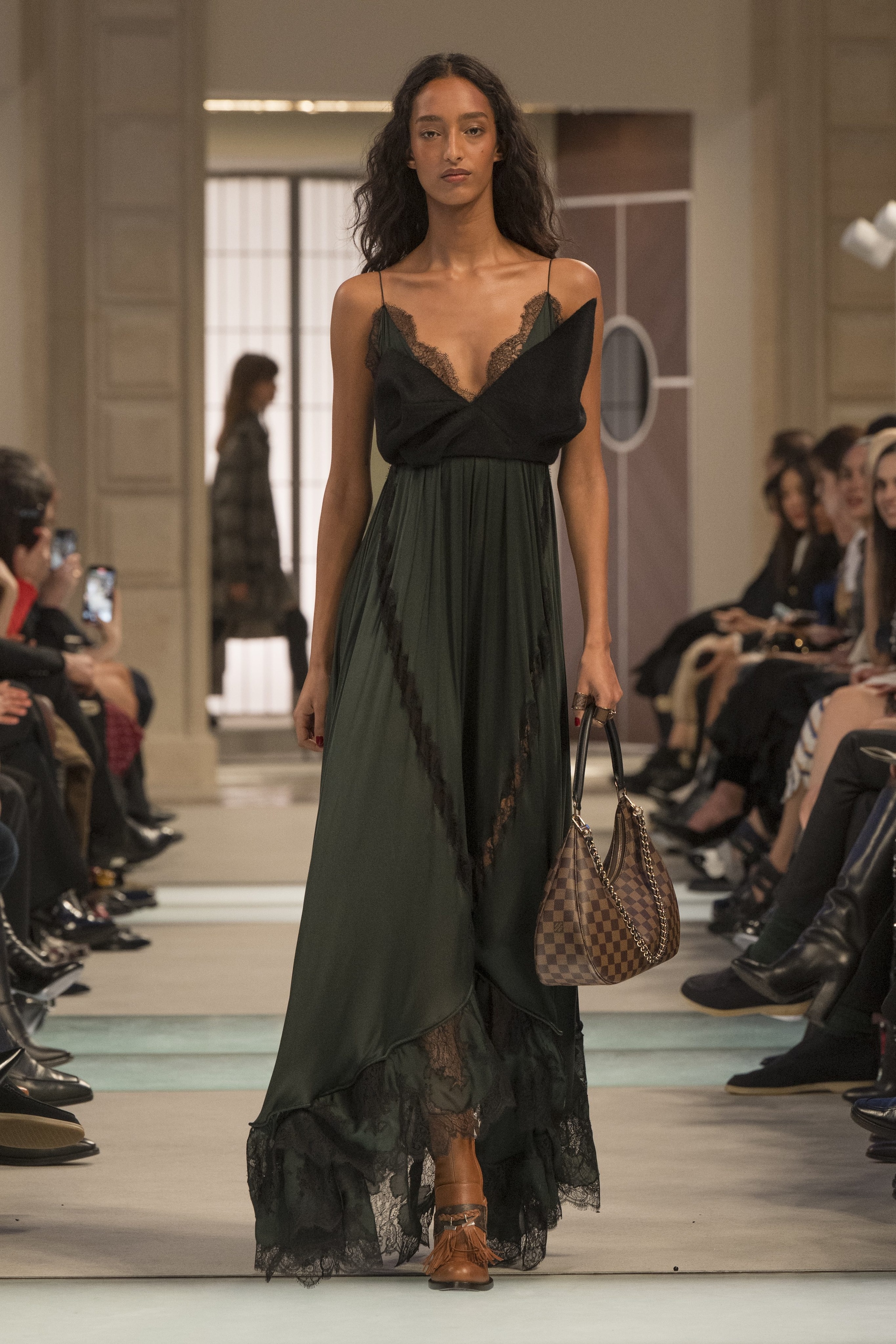 I tagli asimmetrici dello slipdress firmato Louis Vuitton