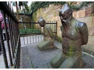 La-statua-di-Qin-Hui-e-di-sua-moglie-Wang-1-300x225.jpg