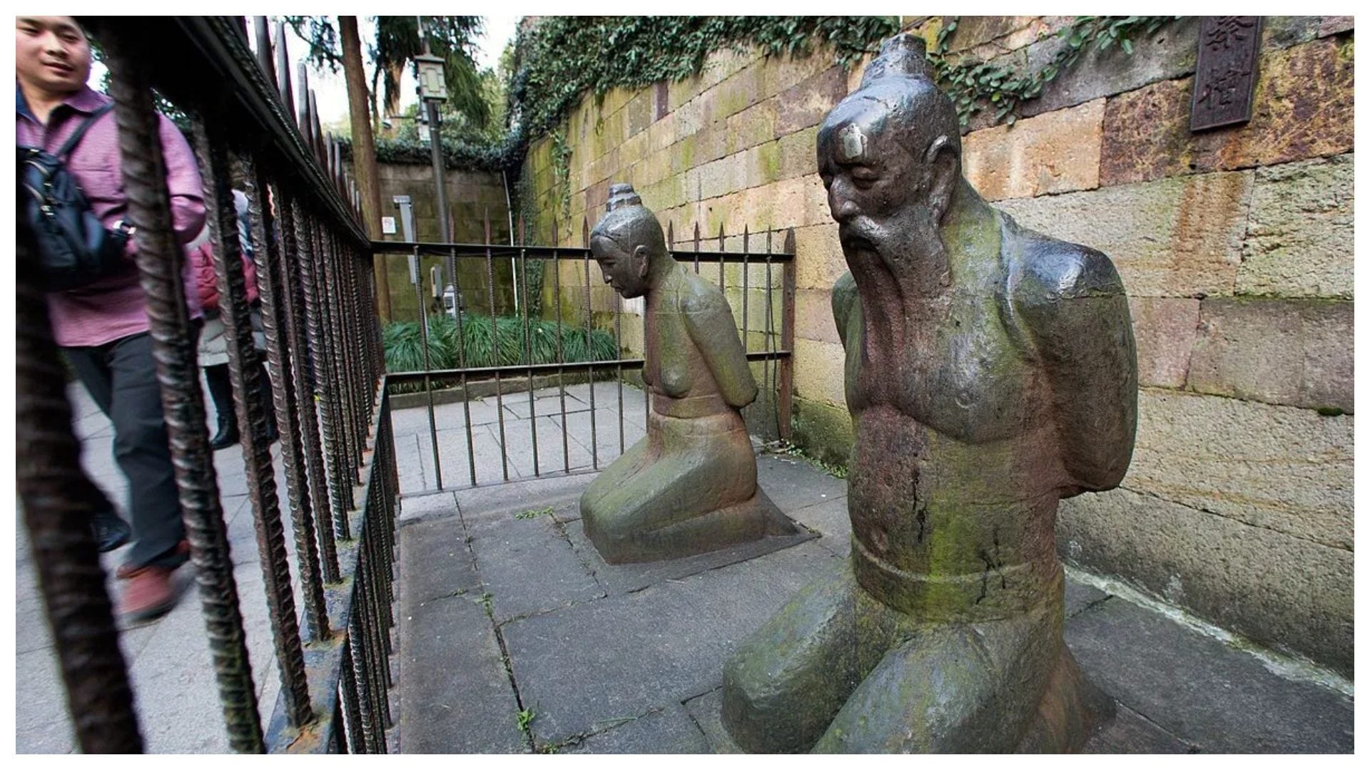 La statua più odiata della Cina: i turisti e il rituale dello schiaffo contro Qin Hui