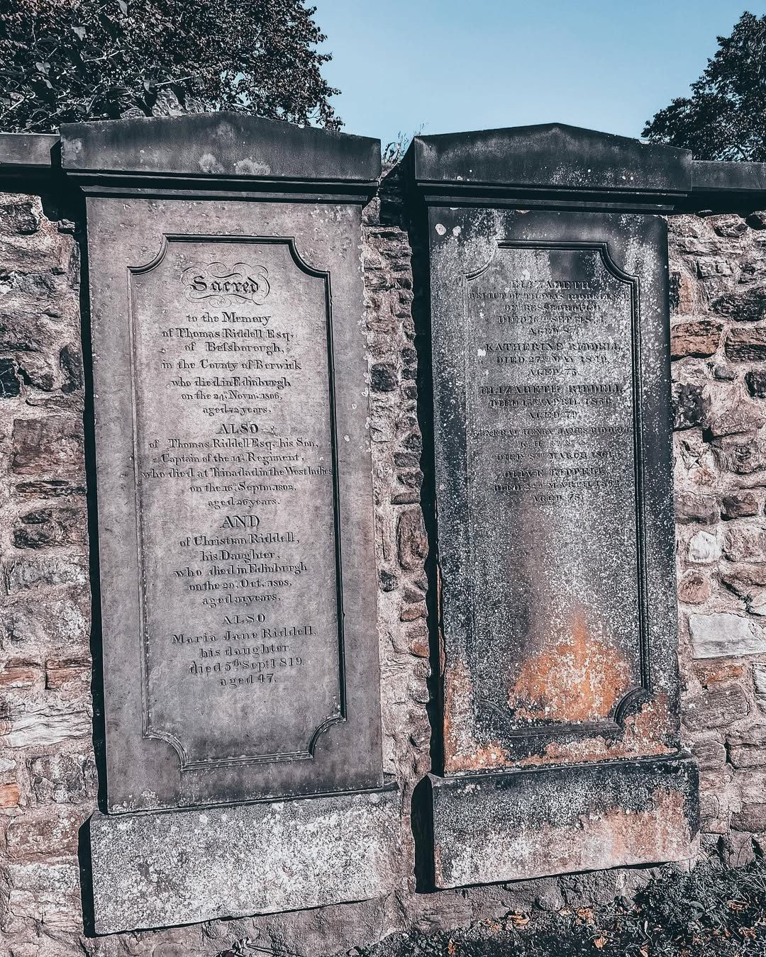 La tomba di Thomas Riddle al cimitero di Greyfriars, a sinistra