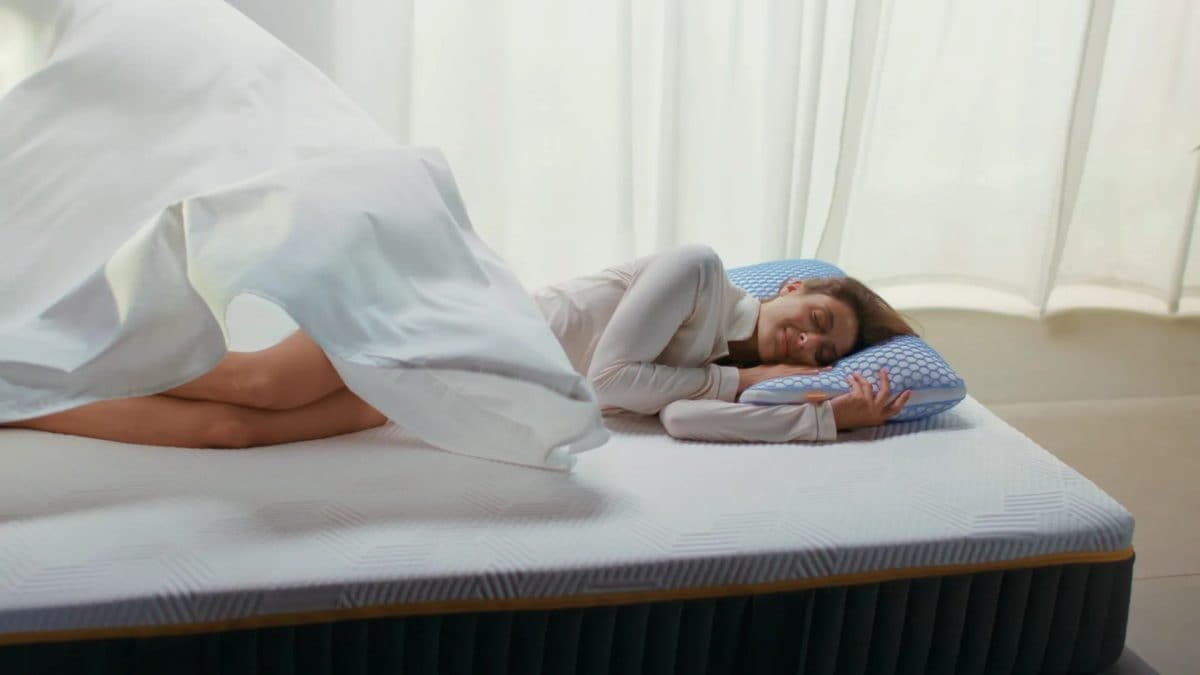 Una donna dorme sul materasso Gel Plus Emma Elite
