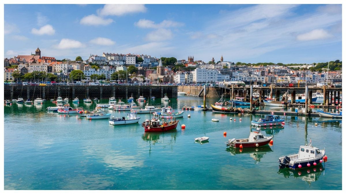 Porto e skyline di Saint Peter Port Guernsey