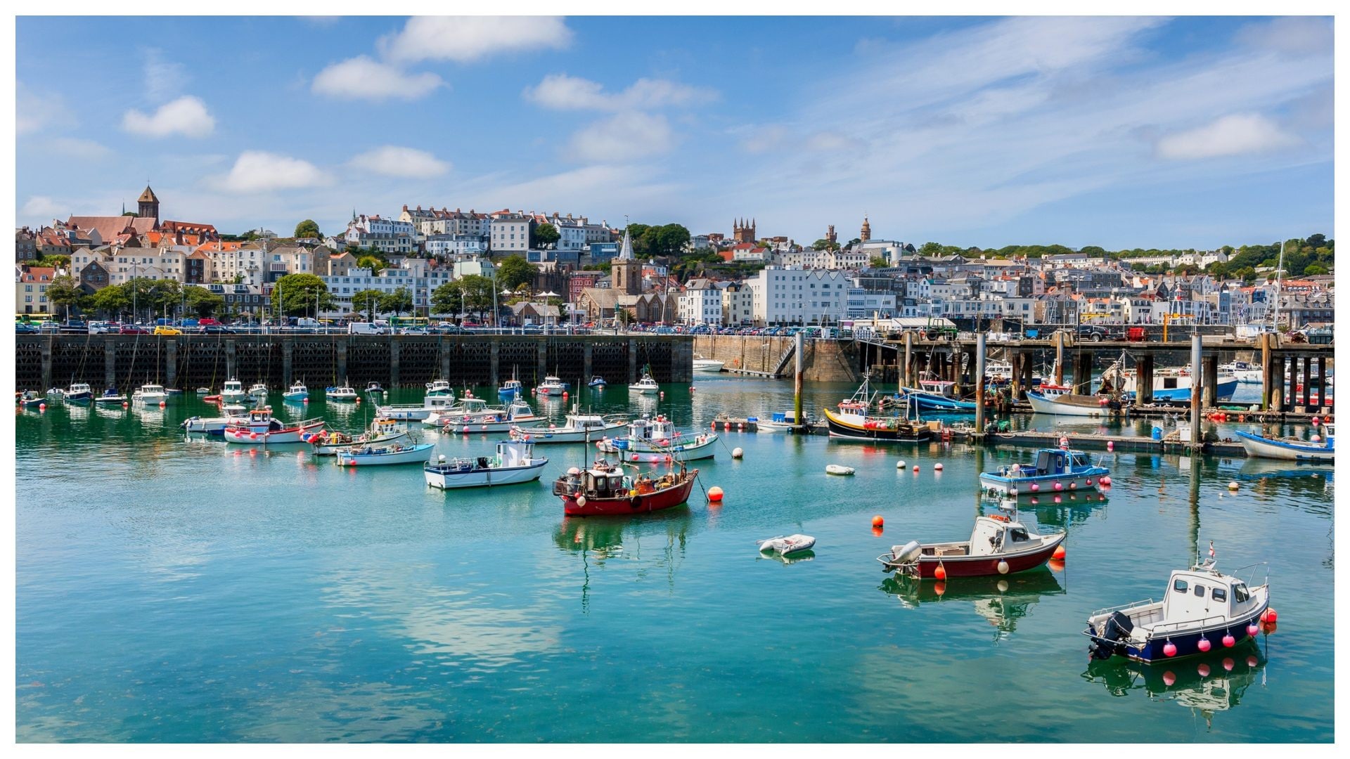 La storia di Guernsey, l'isola occupata dai nazisti che intreccia storia, natura e patrimonio culturale