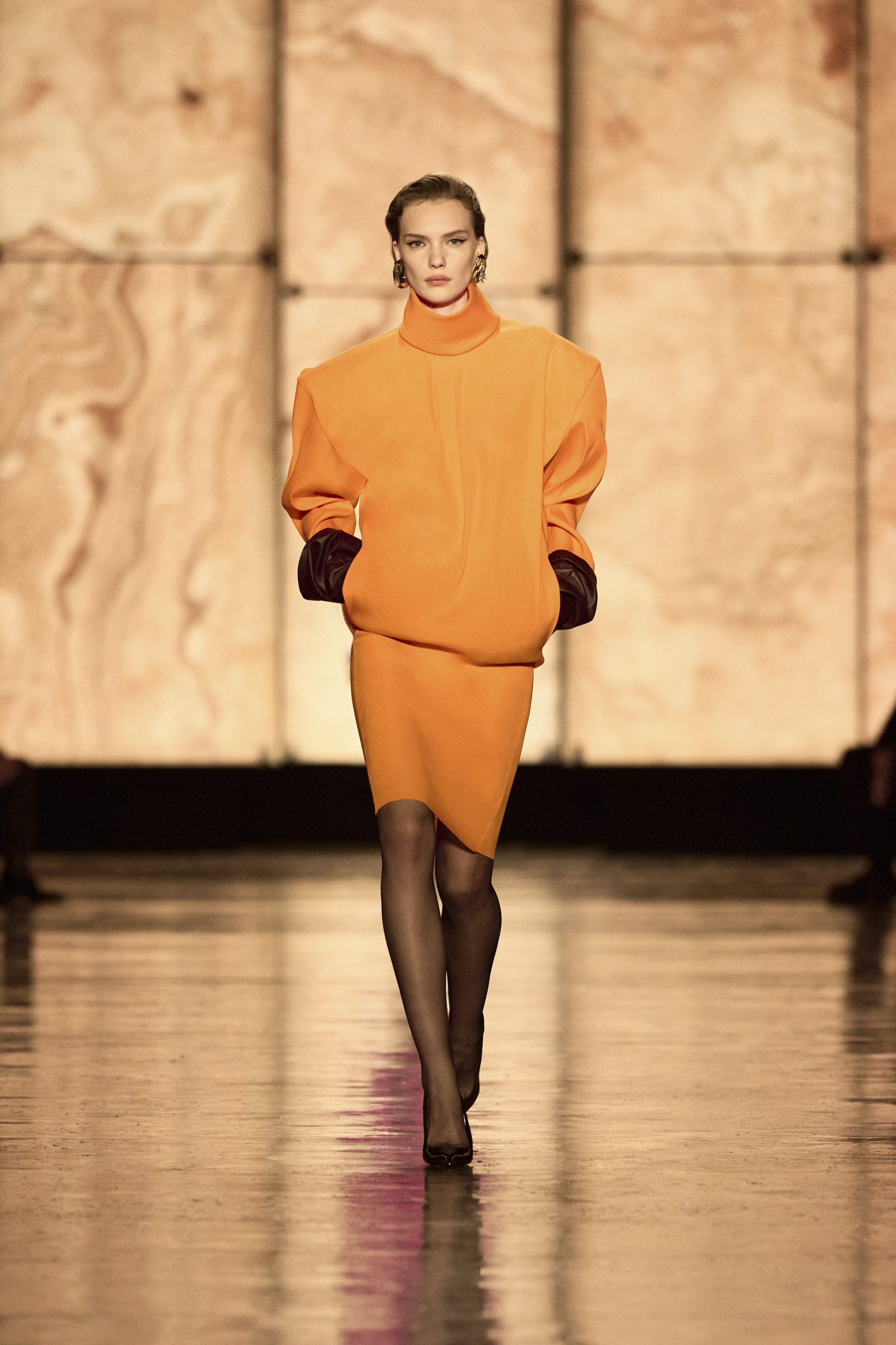 Un look della collezione Autunno/Inverno 25–26 di Saint Laurent