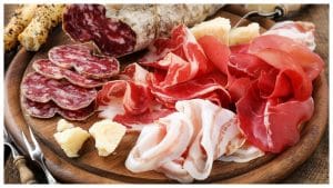 Salumi cancerogeni certi, quante volte a settimana mangiarli. Il medico: "Maggiori rischi di tumore al colon-retto"