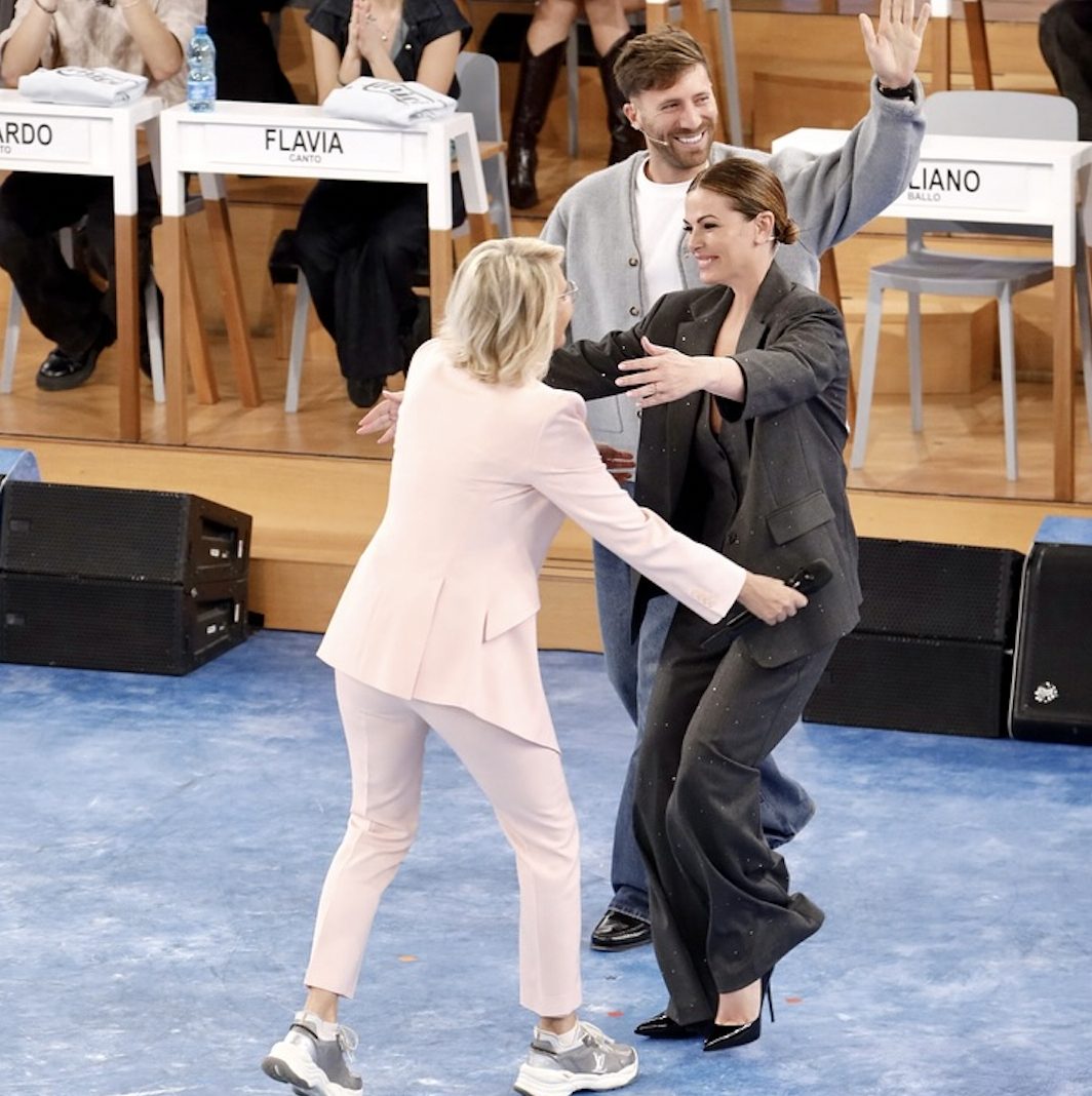 Vanessa Incontrada col tailleur ad Amici