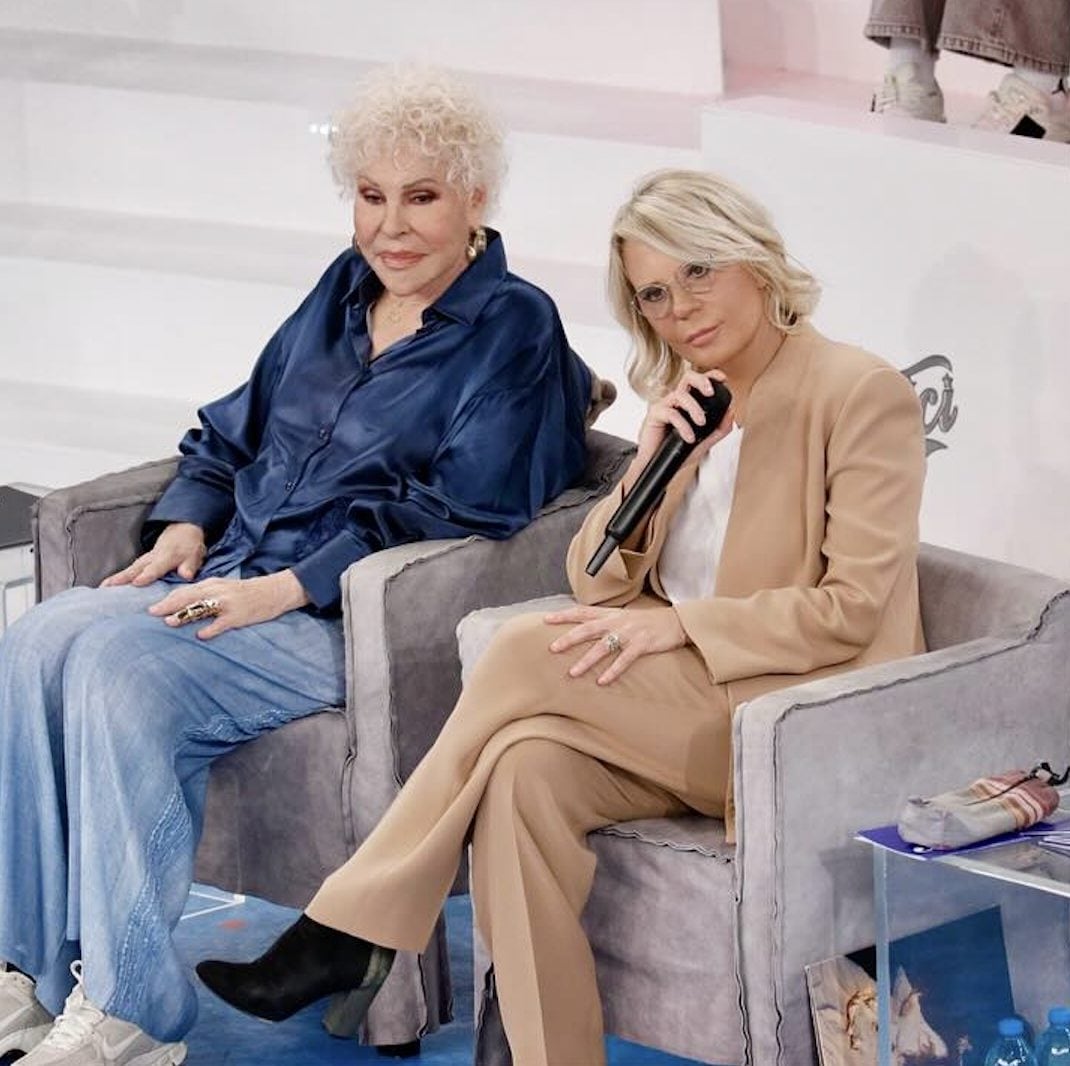 Maria De Filippi col tailleur color cammello