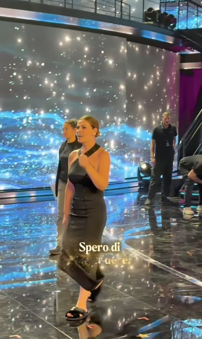Vanessa Incontrada in pantofole nel backstage