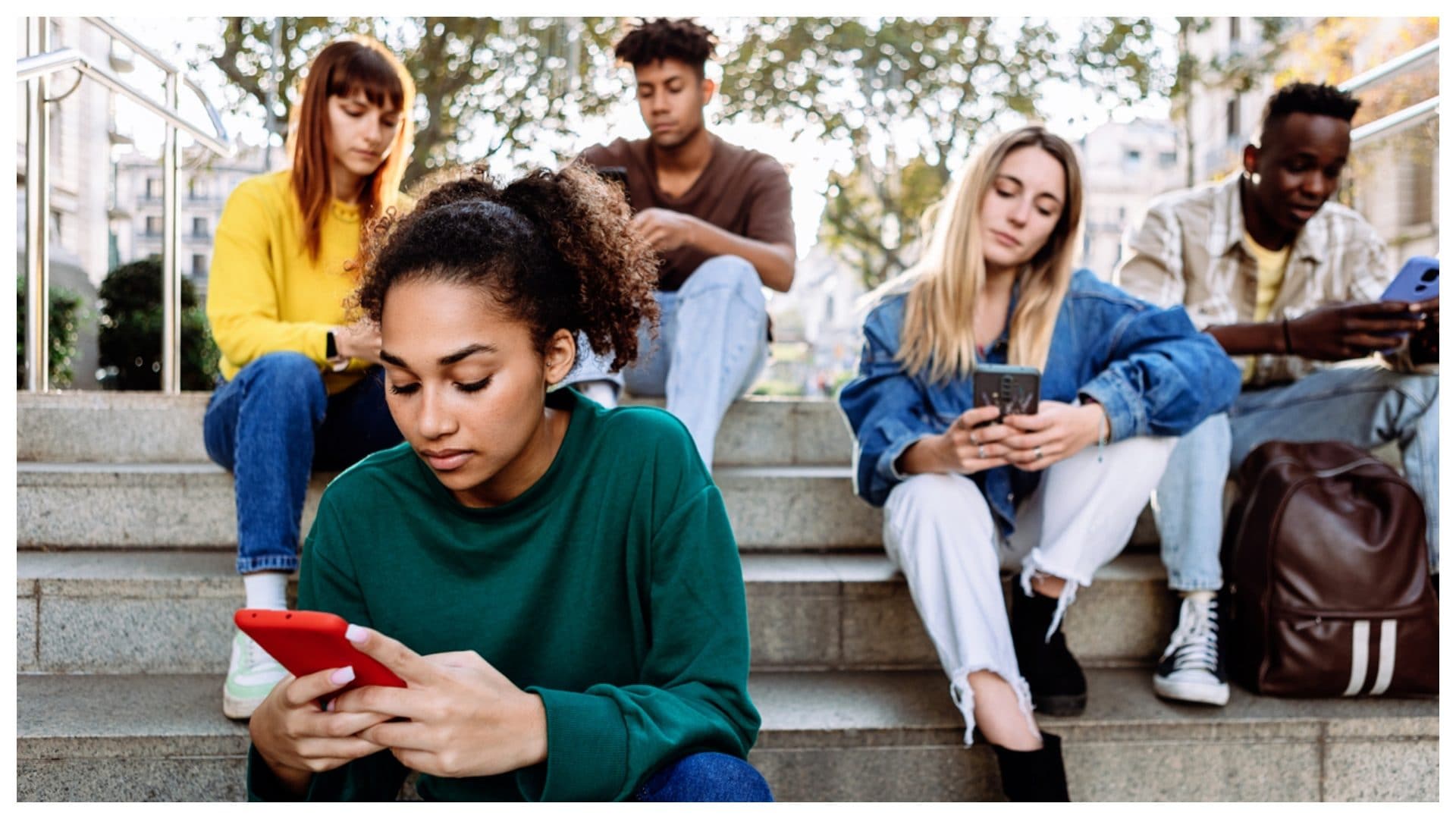 Perché continuiamo a misurarci con gli altri: la teoria del confronto sociale all’epoca dei social